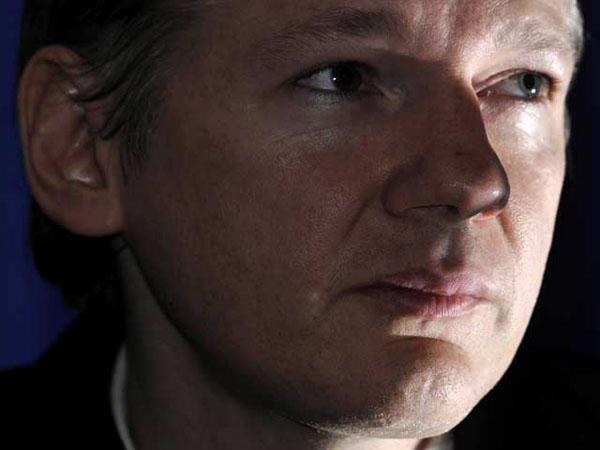 Assange carga otra vez contra Facebook